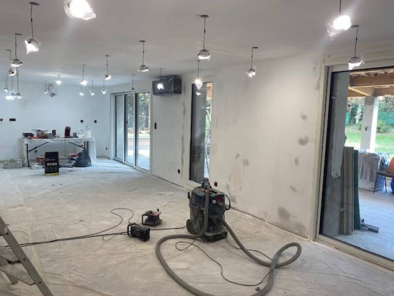 Chantier en préparation pour la pose d'un carrelage en 800x800