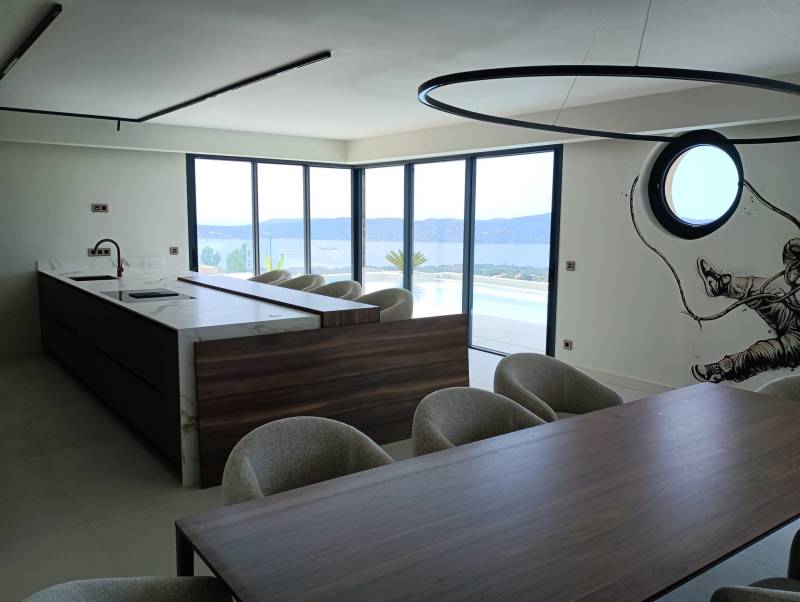 Baie vitrée minimaliste grande dimension cadre invisible à La Ciotat dans les Bouches du Rhône