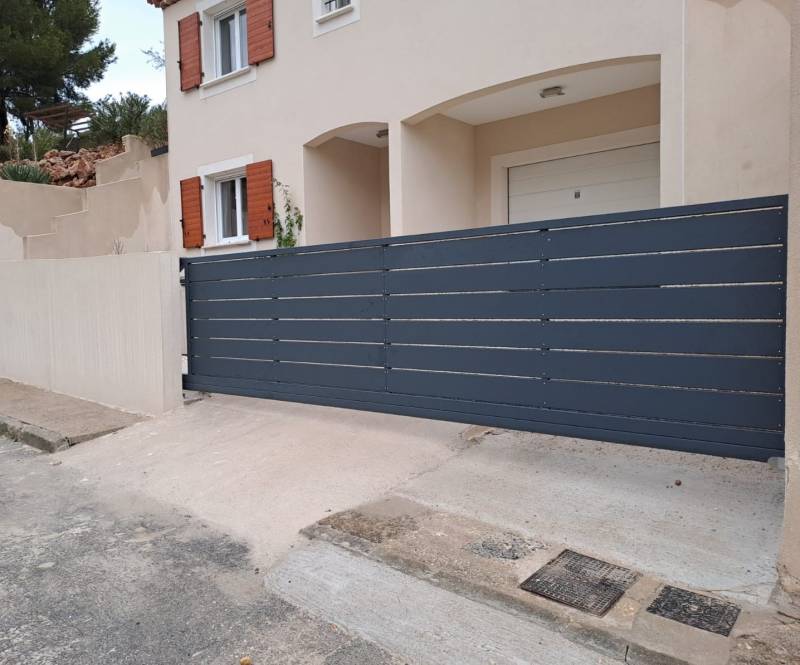 Portail autoportant en acier et aluminium