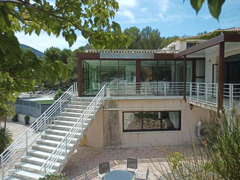 Véranda sur mesure en aluminium au Mas de la Ventarelle à Mimet