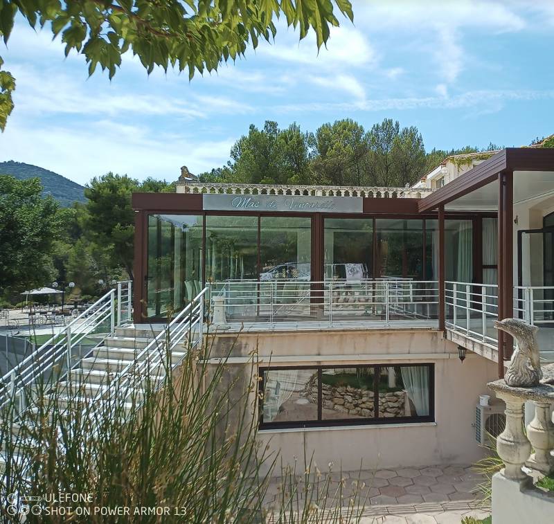 Véranda sur mesure en aluminium au Mas de la Ventarelle à Mimet
