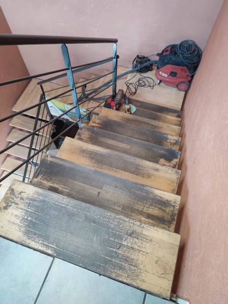 Ponçage et vitrification escalier en bois à Aix en Provence