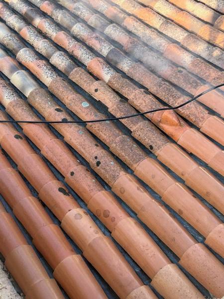 Nettoyage d'une toiture avec un jet haute pression à Aix en Provence 