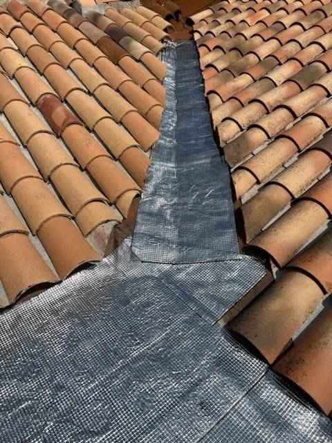 Pente d'évacuation pour eau pluviale sur toiture 