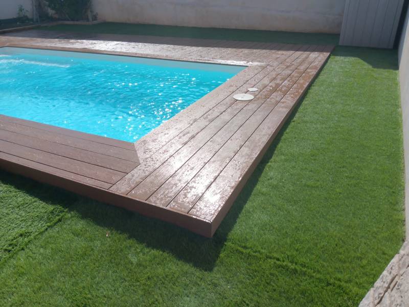 Pose d'une terrasse en bois de 42m² autour d'une piscine à Rognac 