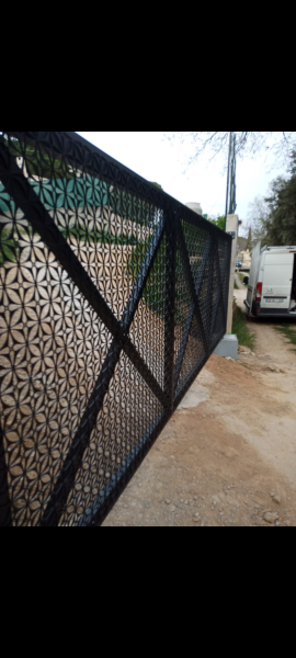 portail en acier motif découpe laser à Tourves dans le Var
