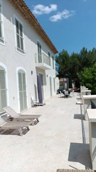 terrasse en pierre de Rognes à Puyricard, réalisée sur mesure par Green House