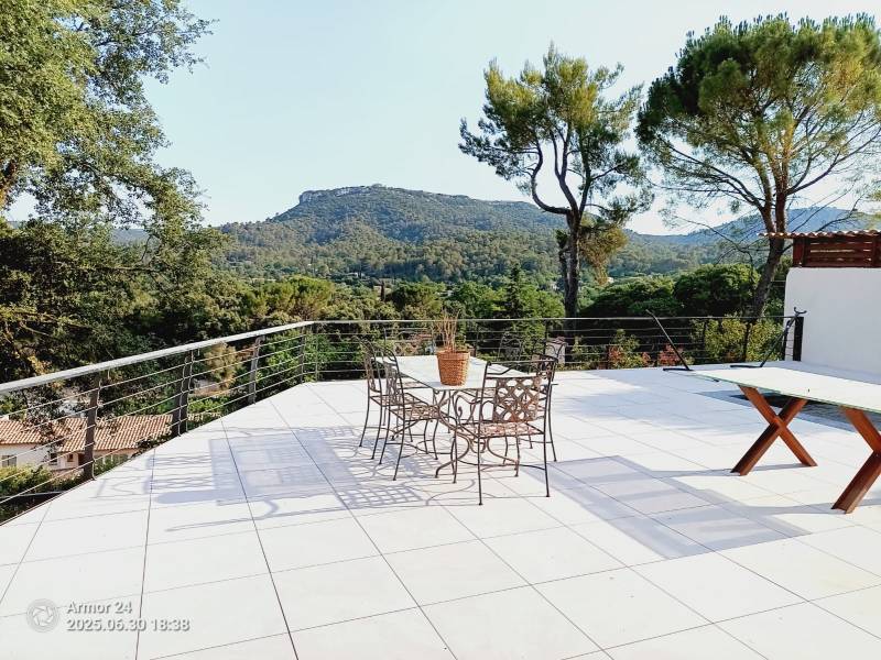 dalles sur plots pour terrasse à Peypin dans les Bouches du Rhône