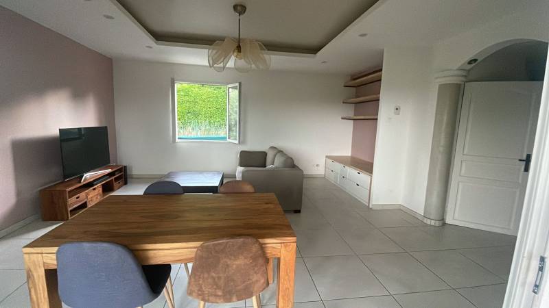 Vue d’ensemble du salon rénové avec éclairage encastré et finitions soignées – Projet Green House Aix-en-Provence.