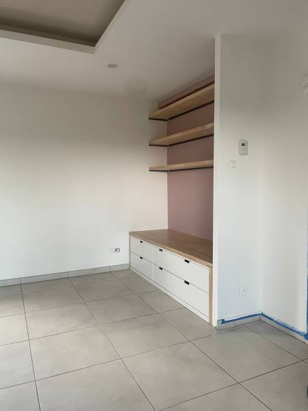 Séjour modernisé après travaux : murs lissés, peintures et aménagements intégrés – Aix-en-Provence