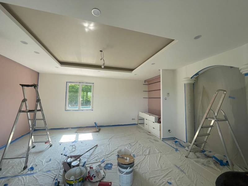 Mise en peinture contemporaine avec teintes contrastées – Rénovation intérieure à Aix-en-Provence.