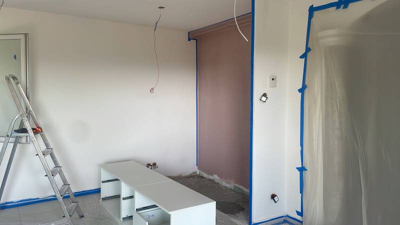 Pose d’un mur coloré et installation de rangements sur mesure – Travaux de rénovation à Aix-en-Provence.