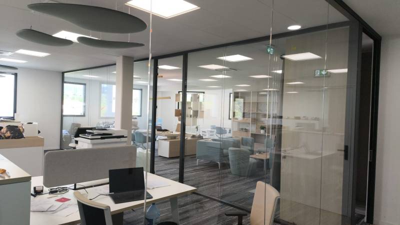 séparations vitrées sur mesure pour bureaux à Marseille
