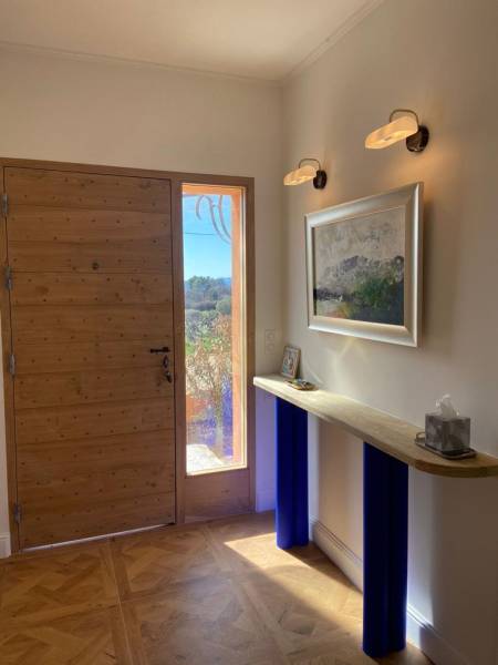 Mise en peinture d'une entrée de maison à Pourrières 