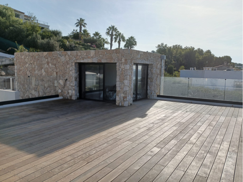 Terrasse en bois naturel parfaitement intégrée au cadre méditerranéen à La Ciotat